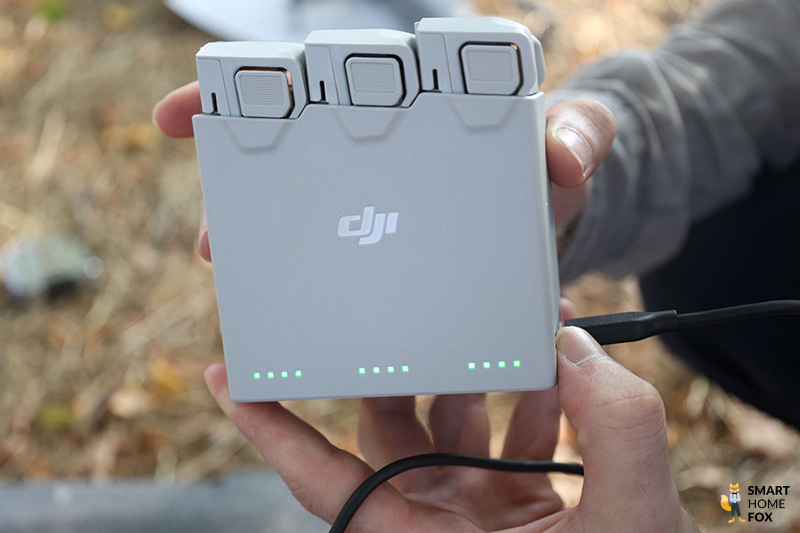 Die 3 Akkus der DJI Mini 3 Pro sind in der 2-Wege-ladestation aufgeladen.
